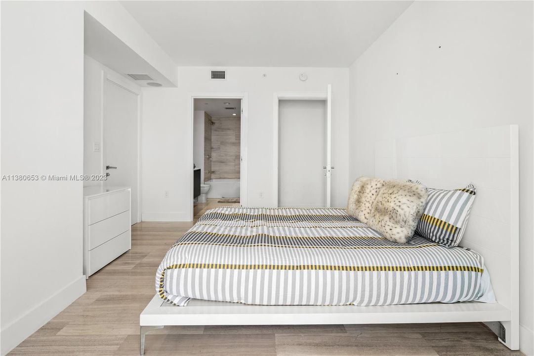 Recently Sold: $1,295,000 (2 beds, 2 baths, 1137 Square Feet)