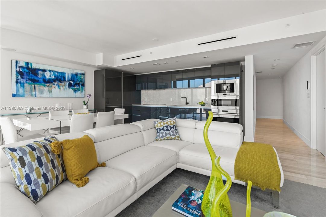 Recently Sold: $1,295,000 (2 beds, 2 baths, 1137 Square Feet)