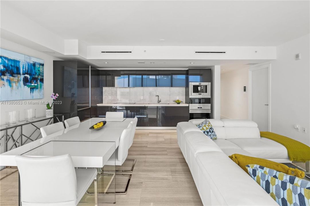 Recently Sold: $1,295,000 (2 beds, 2 baths, 1137 Square Feet)