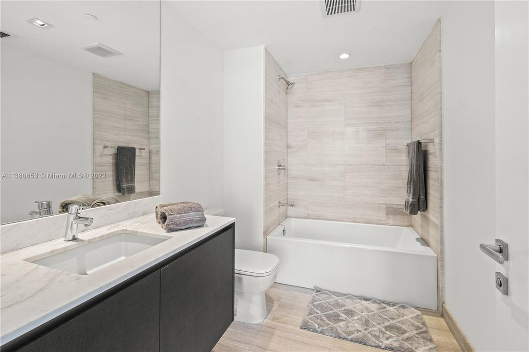 Recently Sold: $1,295,000 (2 beds, 2 baths, 1137 Square Feet)