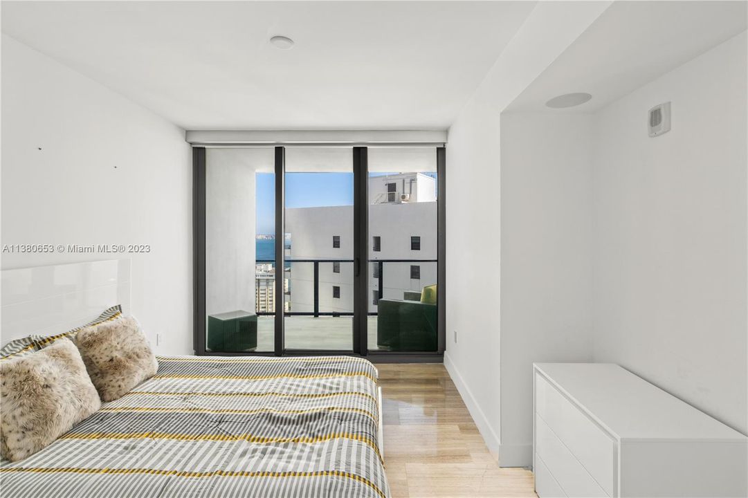 Recently Sold: $1,295,000 (2 beds, 2 baths, 1137 Square Feet)