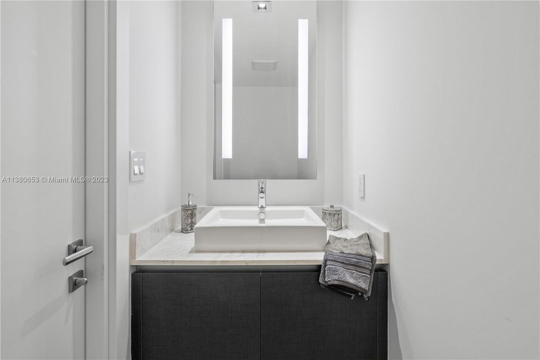 Recently Sold: $1,295,000 (2 beds, 2 baths, 1137 Square Feet)