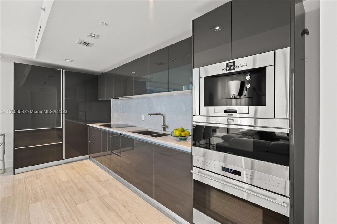 Recently Sold: $1,295,000 (2 beds, 2 baths, 1137 Square Feet)