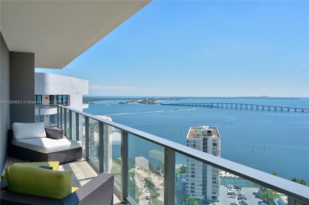 Recently Sold: $1,295,000 (2 beds, 2 baths, 1137 Square Feet)