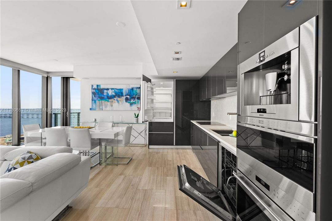 Recently Sold: $1,295,000 (2 beds, 2 baths, 1137 Square Feet)