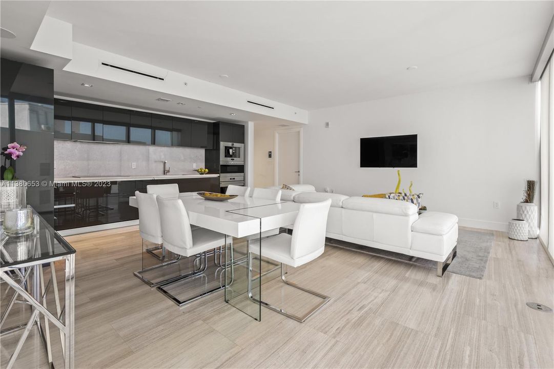 Recently Sold: $1,295,000 (2 beds, 2 baths, 1137 Square Feet)