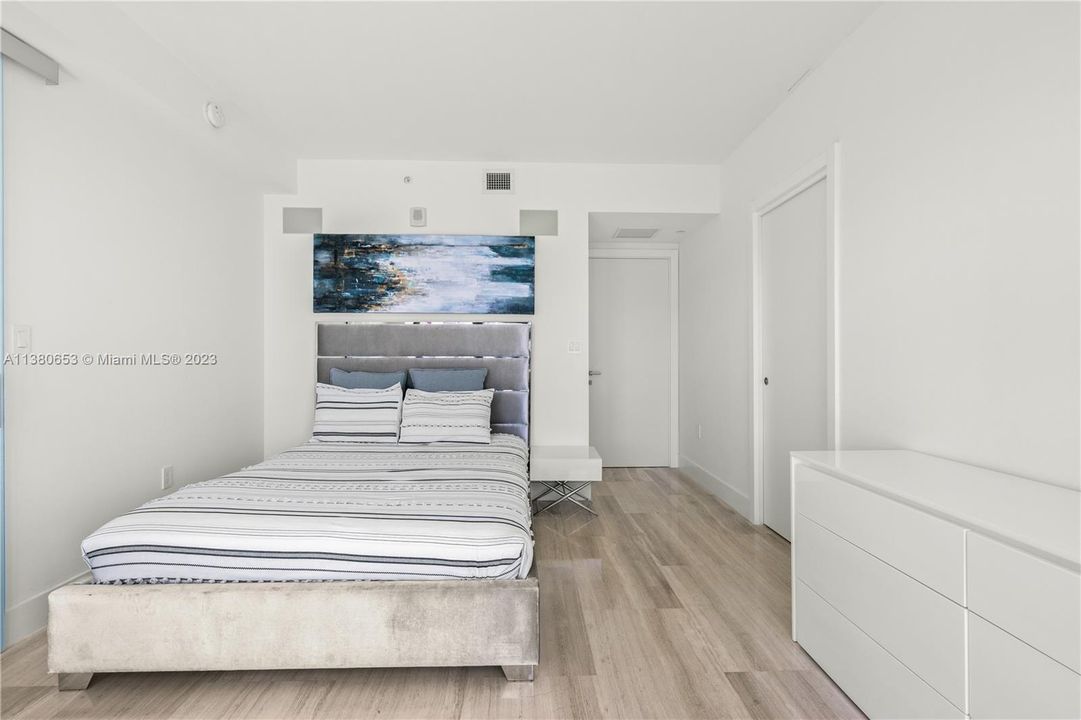 Recently Sold: $1,295,000 (2 beds, 2 baths, 1137 Square Feet)