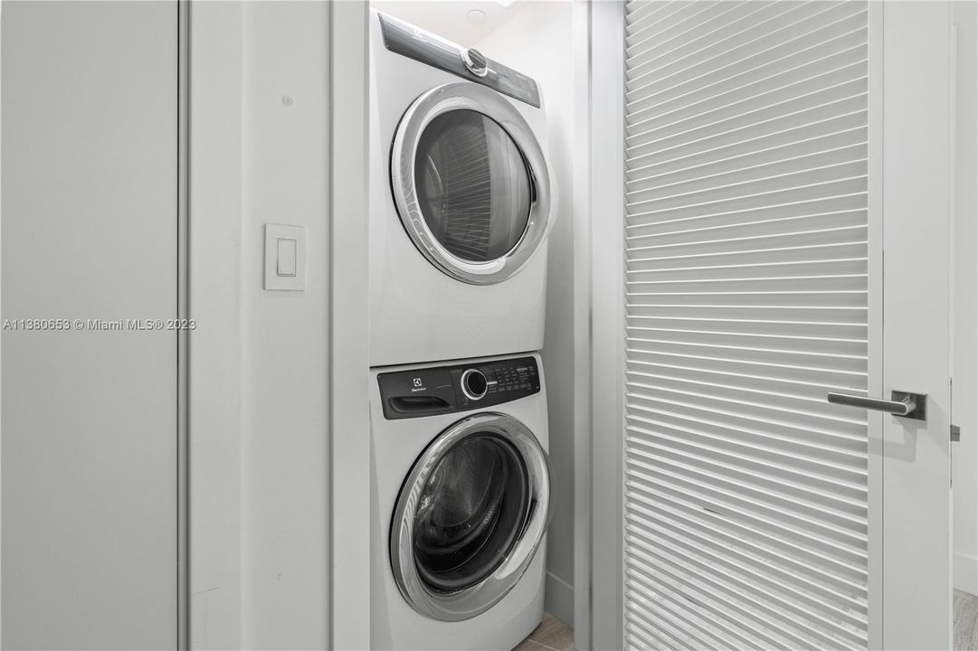 Recently Sold: $1,295,000 (2 beds, 2 baths, 1137 Square Feet)