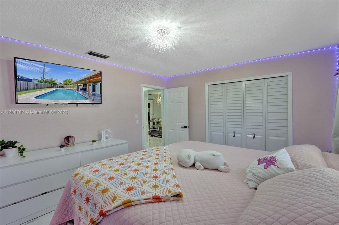 Recently Sold: $580,000 (3 beds, 2 baths, 1619 Square Feet)