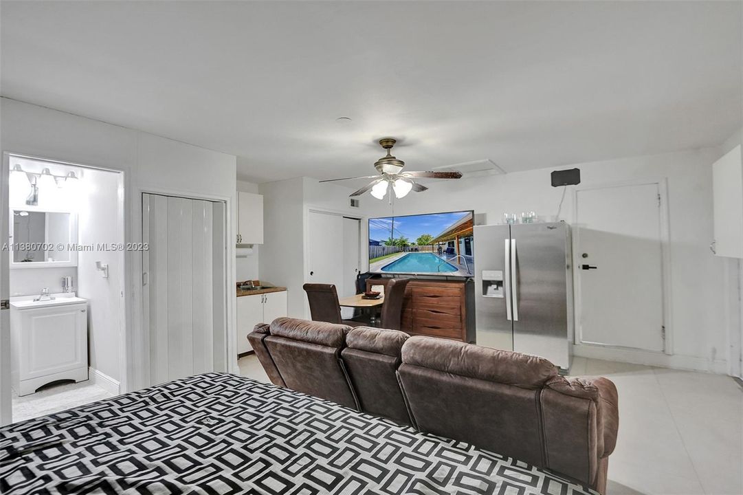 Recently Sold: $580,000 (3 beds, 2 baths, 1619 Square Feet)