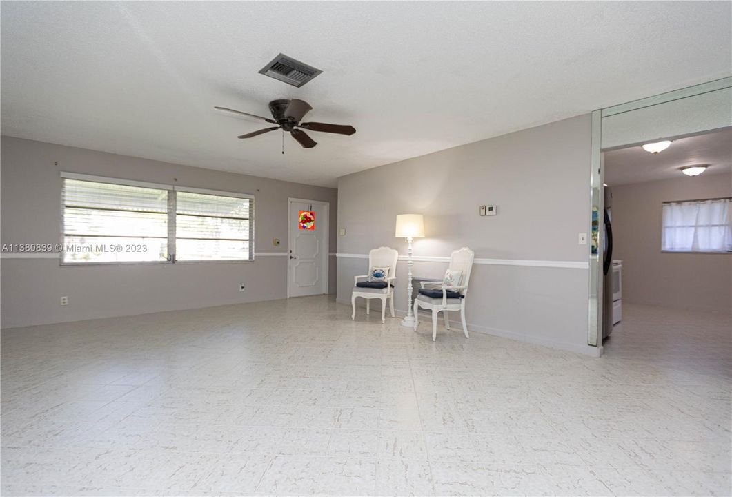 SPACIOUS LIVING ROOM WITH WIDE WINDOW, LOTS OF LIGHT COMING THROUGH.