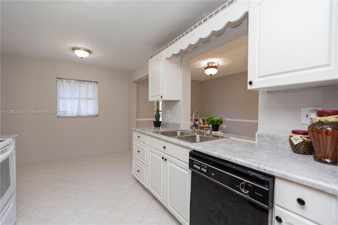 KITCHEN WITH BREAKFAST AREA