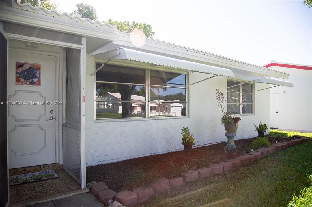 Vendido Recientemente: $369,000 (2 camas, 2 baños, 1398 Pies cuadrados)