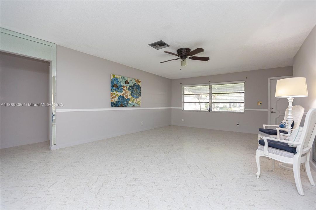 SPACIOUS LIVING ROOM