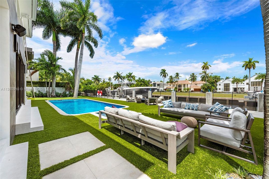 Recently Sold: $7,495,000 (6 beds, 6 baths, 5740 Square Feet)