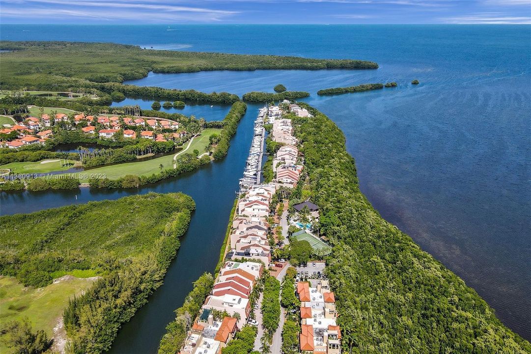 Недавно продано: $1,550,000 (3 спален, 2 ванн, 2801 Квадратных фут)