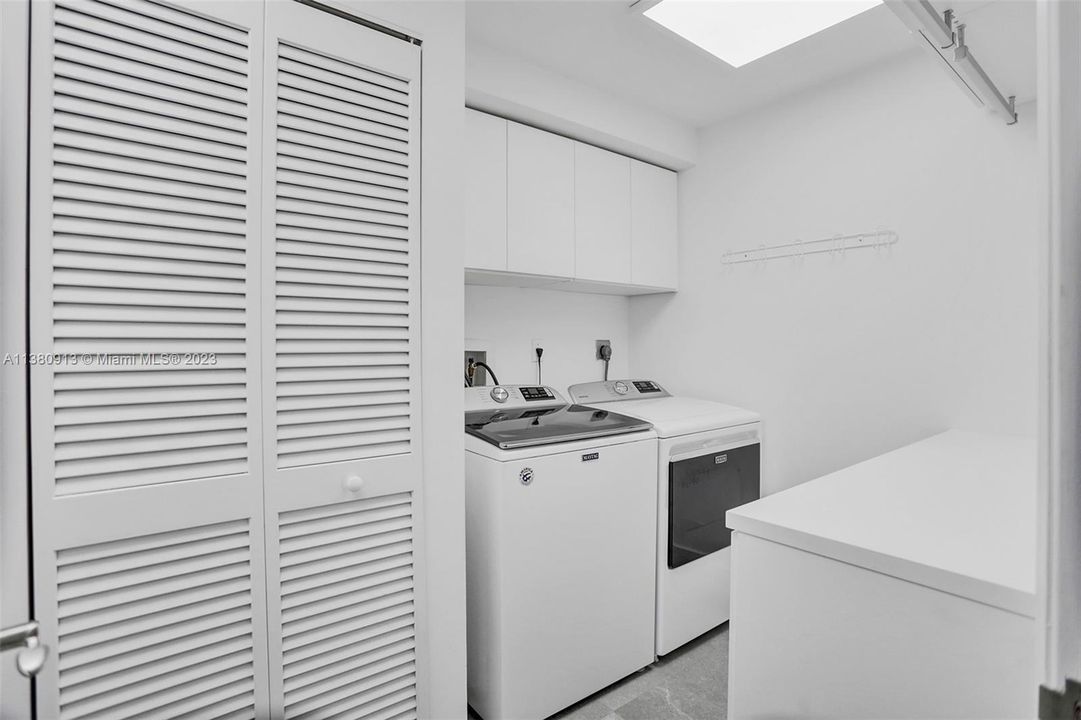 Недавно продано: $1,550,000 (3 спален, 2 ванн, 2801 Квадратных фут)