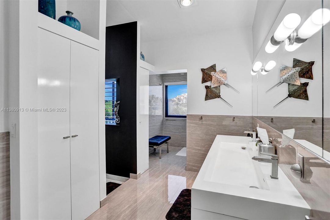 Недавно продано: $1,550,000 (3 спален, 2 ванн, 2801 Квадратных фут)