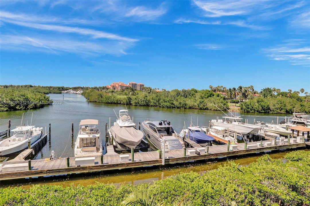 Недавно продано: $1,550,000 (3 спален, 2 ванн, 2801 Квадратных фут)