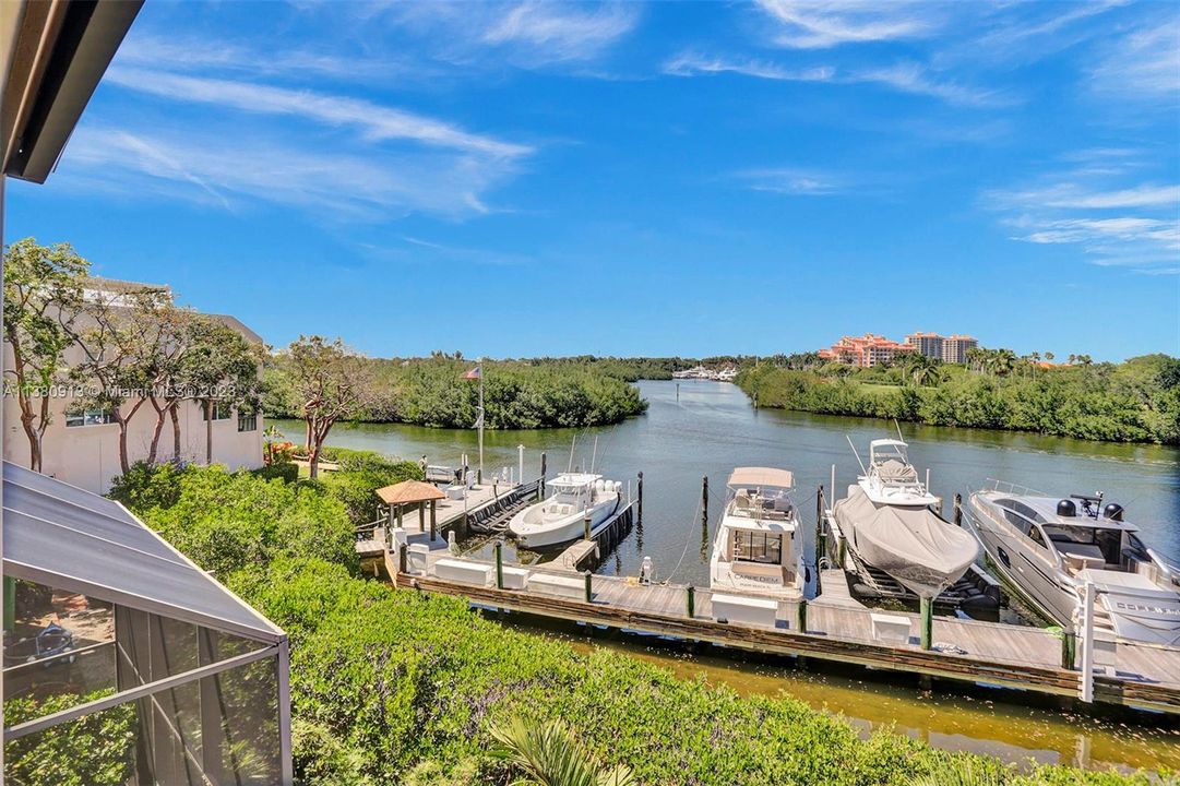 Недавно продано: $1,550,000 (3 спален, 2 ванн, 2801 Квадратных фут)