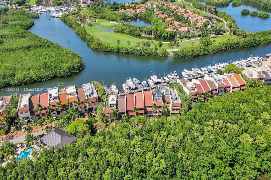 Недавно продано: $1,550,000 (3 спален, 2 ванн, 2801 Квадратных фут)