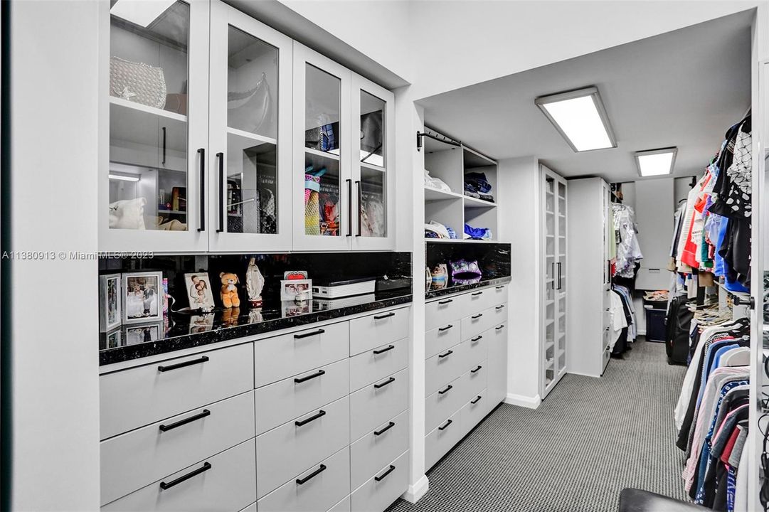 Недавно продано: $1,550,000 (3 спален, 2 ванн, 2801 Квадратных фут)