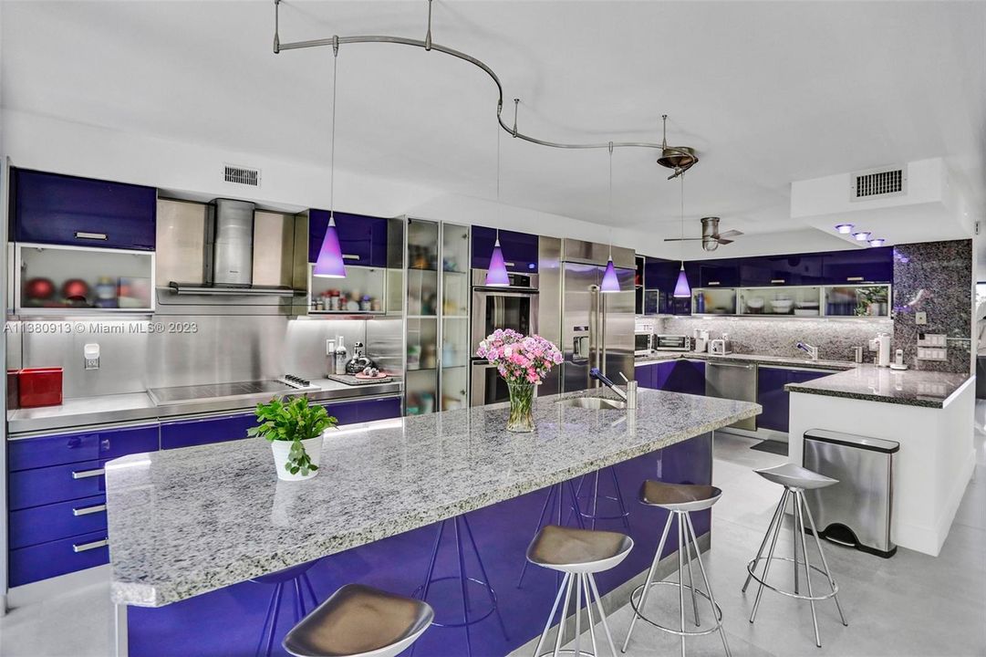 Недавно продано: $1,550,000 (3 спален, 2 ванн, 2801 Квадратных фут)