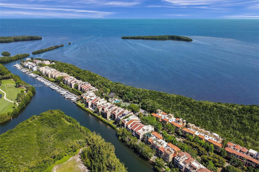 Недавно продано: $1,550,000 (3 спален, 2 ванн, 2801 Квадратных фут)