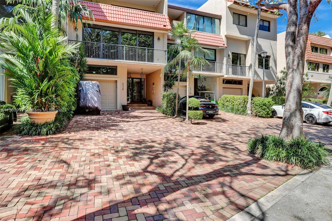 Недавно продано: $1,550,000 (3 спален, 2 ванн, 2801 Квадратных фут)