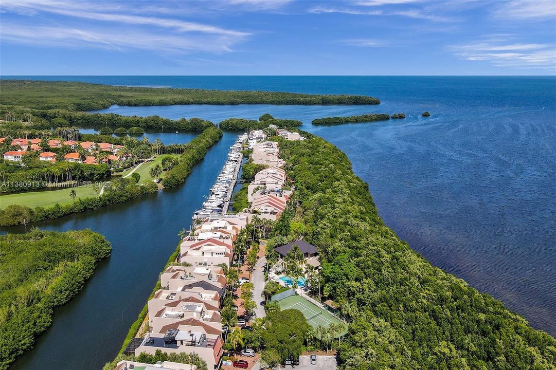 Недавно продано: $1,550,000 (3 спален, 2 ванн, 2801 Квадратных фут)