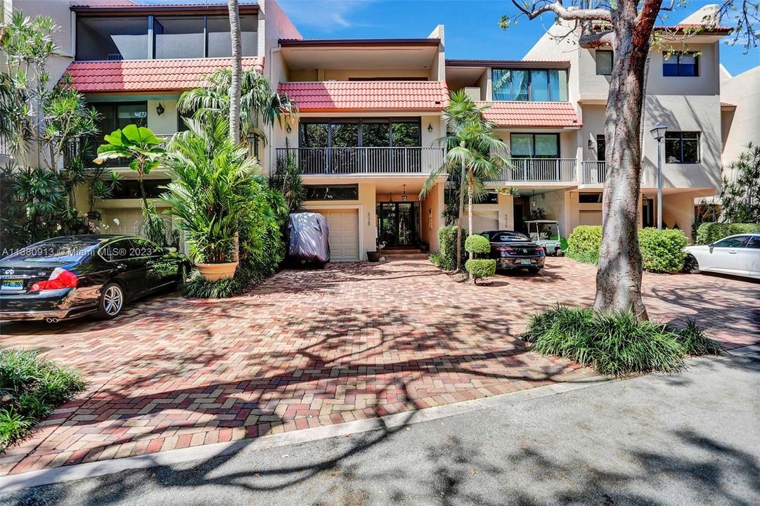 Недавно продано: $1,550,000 (3 спален, 2 ванн, 2801 Квадратных фут)