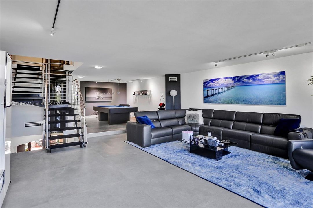 Недавно продано: $1,550,000 (3 спален, 2 ванн, 2801 Квадратных фут)