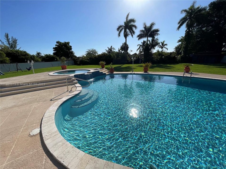 Recently Rented: $9,500 (6 beds, 5 baths, 4795 Square Feet)