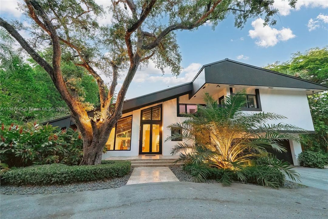 Recently Sold: $4,500,000 (5 beds, 5 baths, 5913 Square Feet)