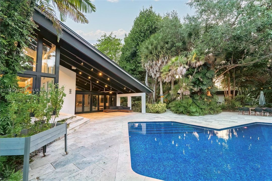 Recently Sold: $4,500,000 (5 beds, 5 baths, 5913 Square Feet)