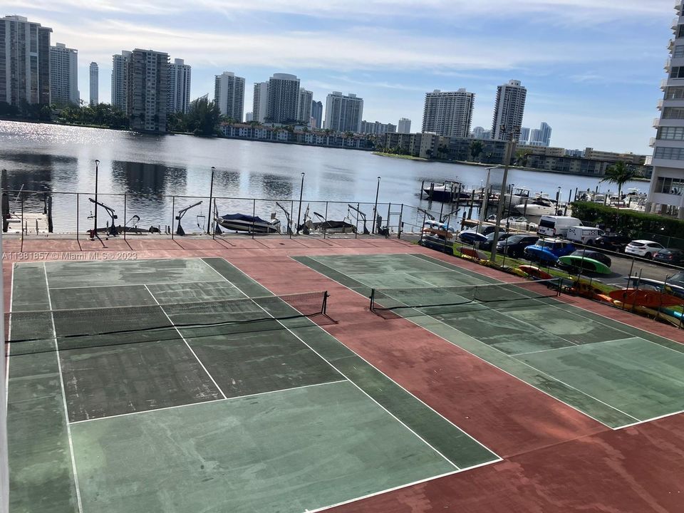 Recently Sold: $190,000 (1 beds, 1 baths, 563 Square Feet)