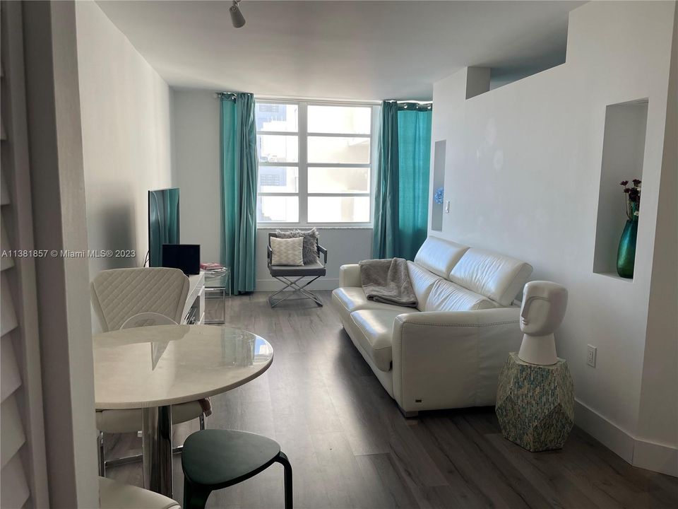 Recently Sold: $190,000 (1 beds, 1 baths, 563 Square Feet)