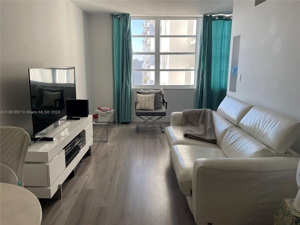 Recently Sold: $190,000 (1 beds, 1 baths, 563 Square Feet)