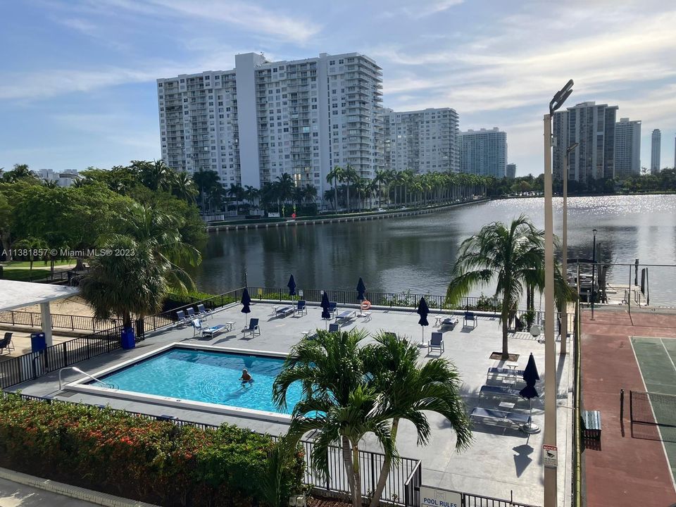 Recently Sold: $190,000 (1 beds, 1 baths, 563 Square Feet)