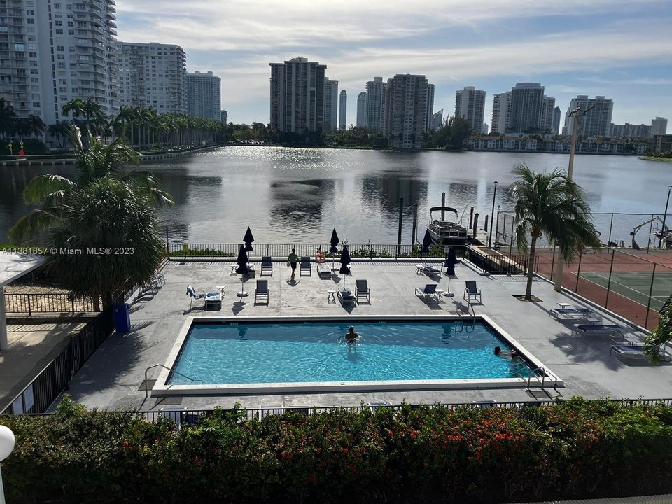 Recently Sold: $190,000 (1 beds, 1 baths, 563 Square Feet)