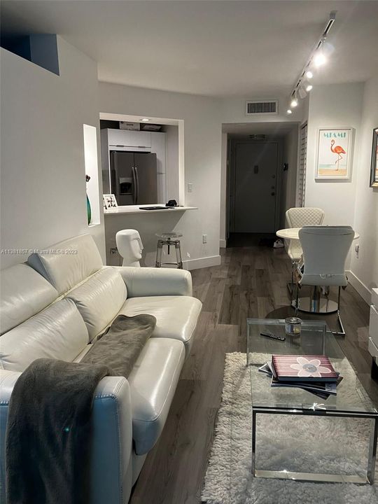 Recently Sold: $190,000 (1 beds, 1 baths, 563 Square Feet)