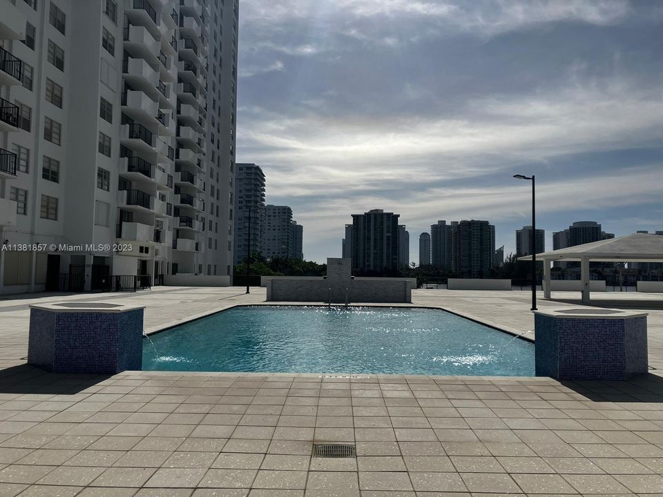 Recently Sold: $190,000 (1 beds, 1 baths, 563 Square Feet)