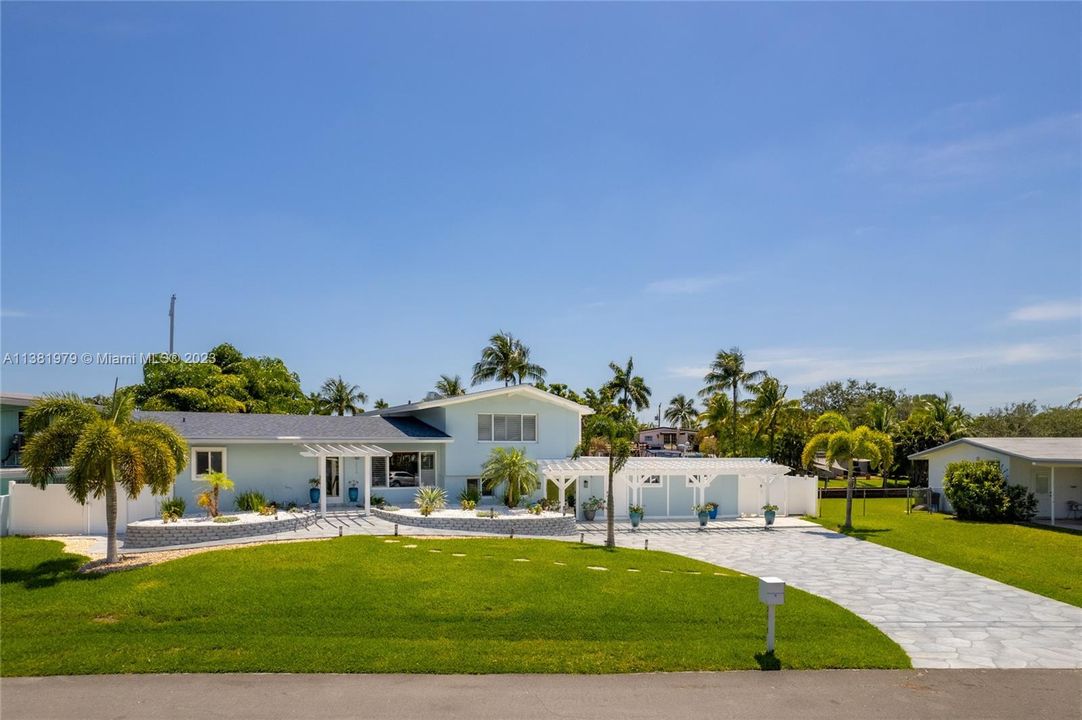 What gorgeous arrival of this "Key West-sytle" home in Fort Lauderdale on this huge front yard.  Waterfront.  Drive is Euro Sculptured Stone (not stamped concrete).
