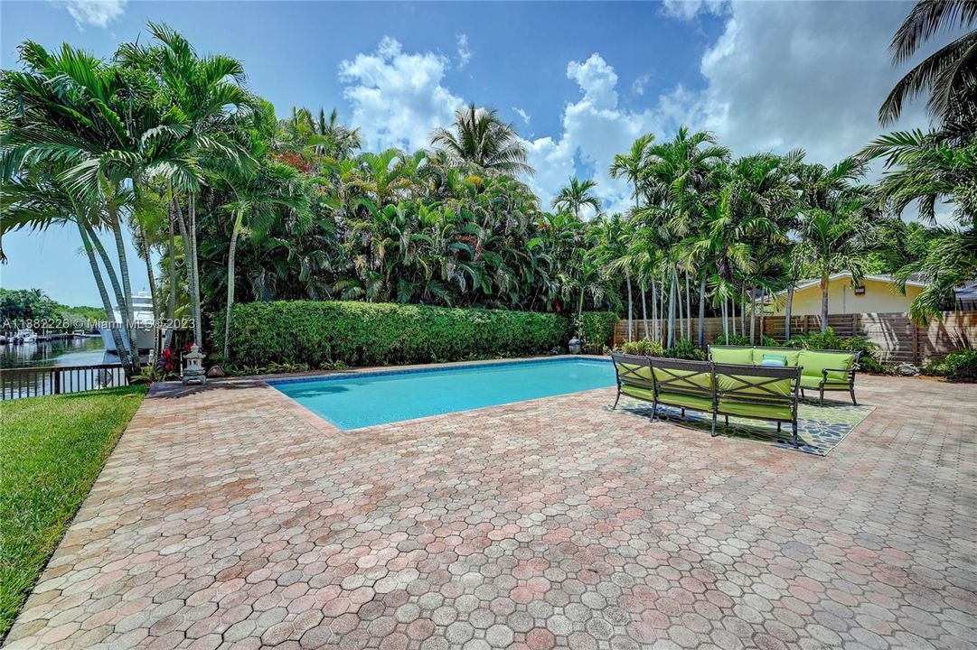 Recently Sold: $1,899,888 (3 beds, 3 baths, 2736 Square Feet)