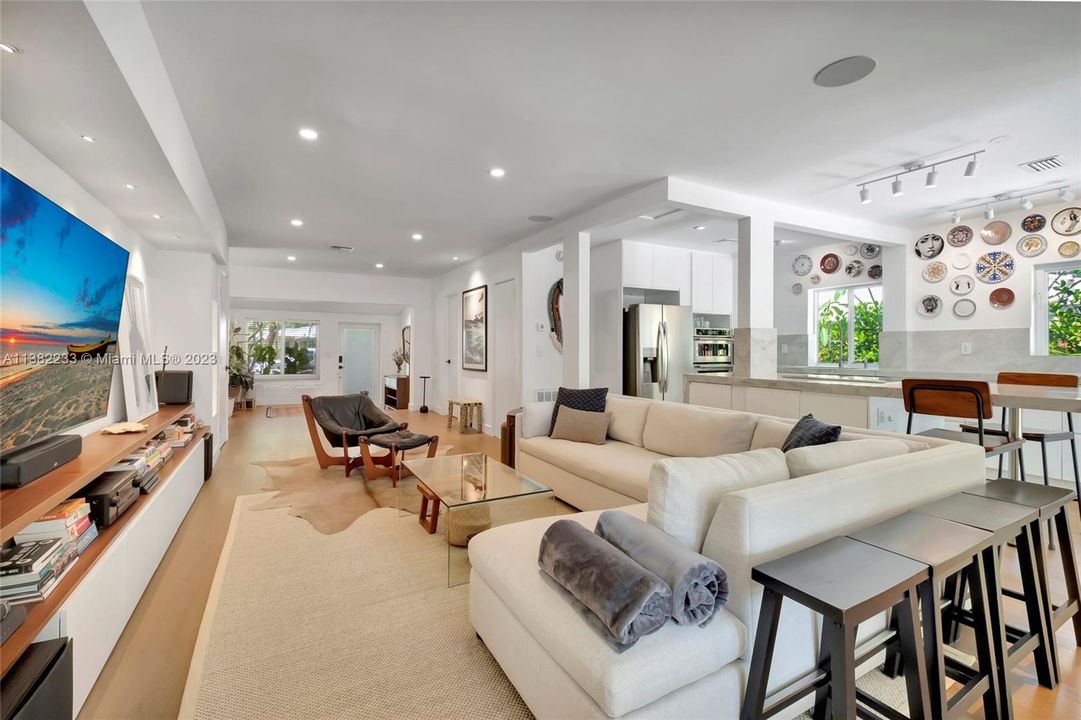 Recently Sold: $1,799,000 (3 beds, 3 baths, 1864 Square Feet)