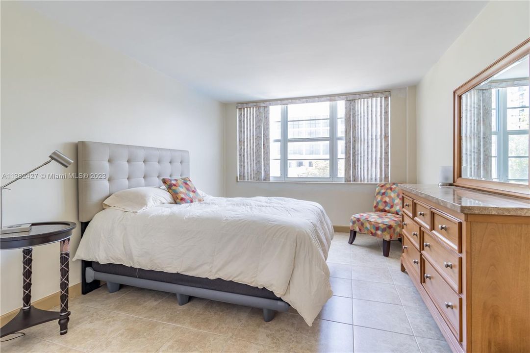 Active With Contract: $265,000 (1 beds, 1 baths, 800 Square Feet)