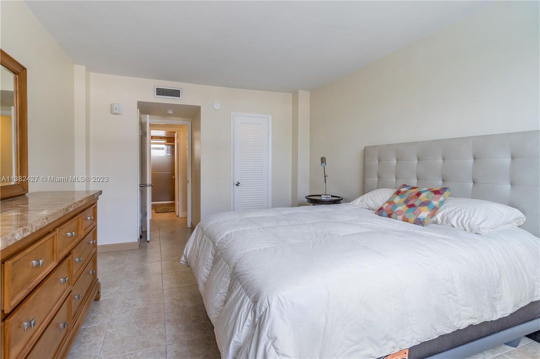 Active With Contract: $265,000 (1 beds, 1 baths, 800 Square Feet)