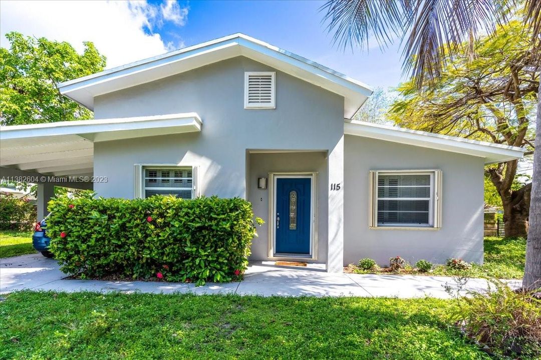Recently Sold: $870,000 (4 beds, 2 baths, 1432 Square Feet)