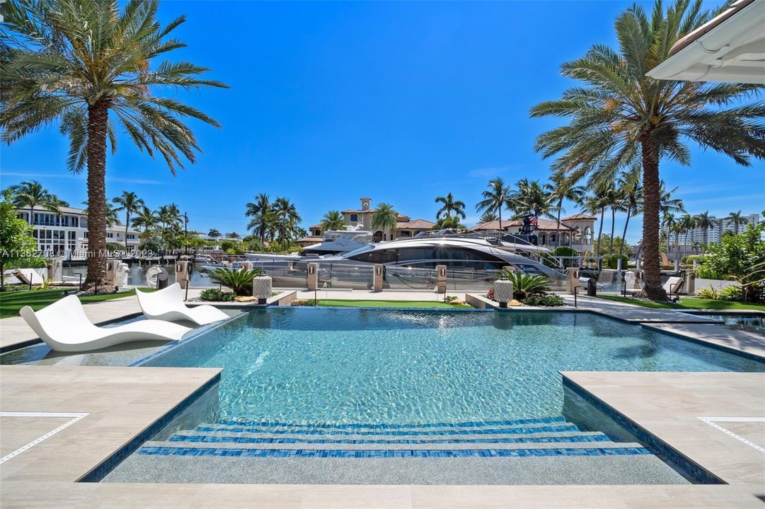 Recently Sold: $13,499,000 (5 beds, 5 baths, 6682 Square Feet)