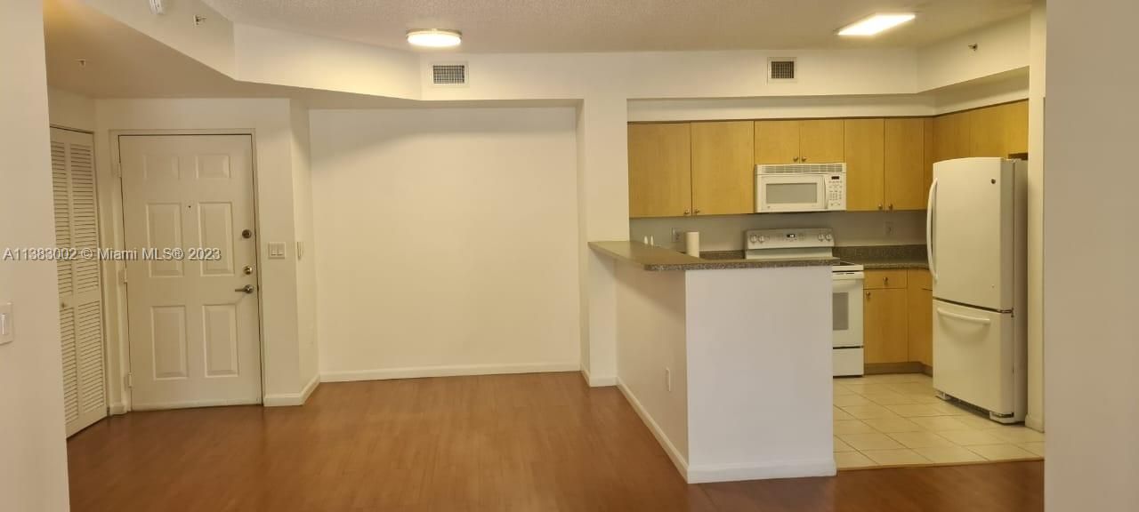 Recently Rented: $2,300 (2 beds, 2 baths, 981 Square Feet)